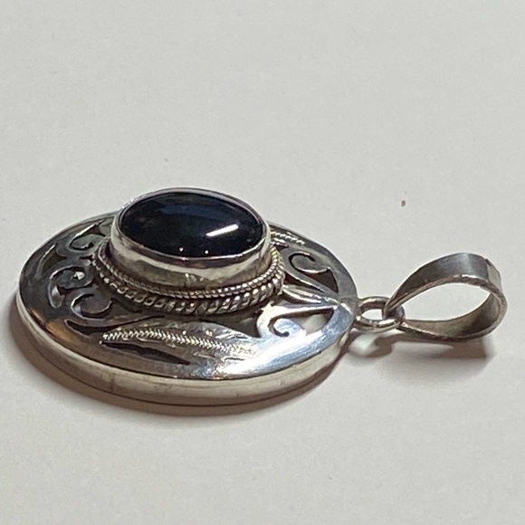 Elegant Silver and Black Pendant Necklace - Picture 3 of 7